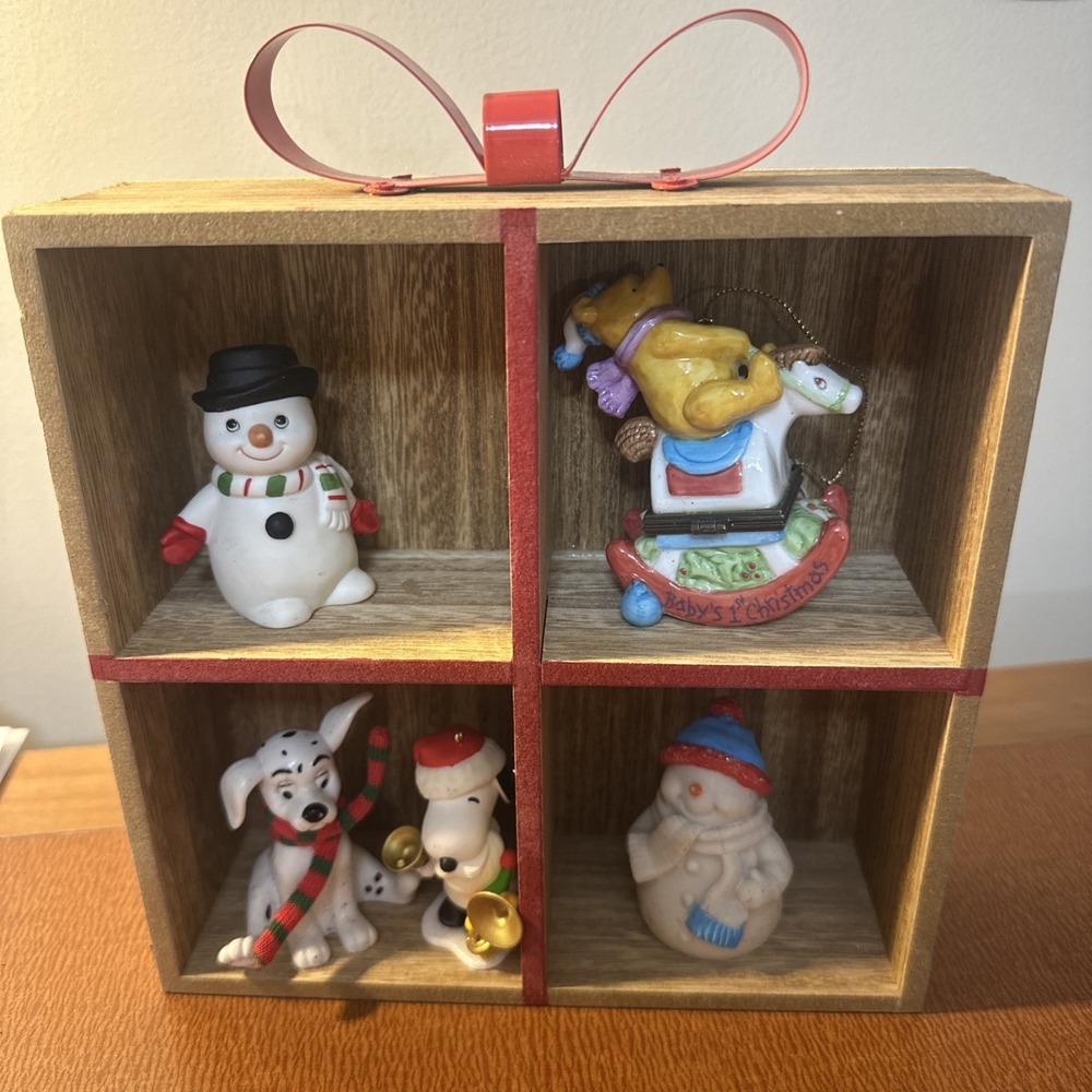 Christmas Trinket Shelf With Trinkets‎